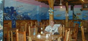 Y tras el avistamiento de ballenas, es recomendable una buena cena en el "Delfín Mágico" (Salango)