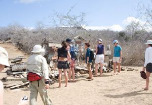 Floreana, una de las islas accesibles desde Santa Cruz y donde (en la foto) existía "la oficina de correos" usada por piratas y colones originales de las islas.