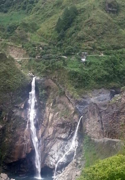 Canopy de ida y vuelta, para atrevidos. ¿Puedes ver al aventurero en su vuelo?